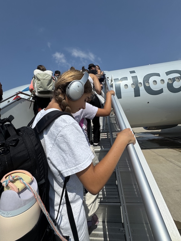 Laia climbing on a Boeing plan to New York